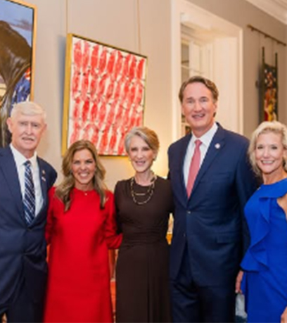 ገዥው እና ቀዳማዊት እመቤት ከአዲሱ VA250 ጥበብ ፊት ለፊት።