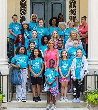 ቀዳማዊት እመቤት በሩጫ ክለብ ላይ ካሉ ልጃገረዶች ጋር።