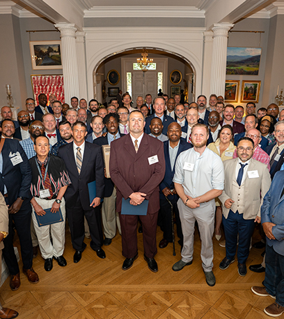 ገዥው ከቨርጂኒያ ከሚገኙ አባቶች ጋር።