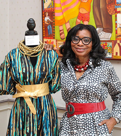 ኡኬ ቀሚሷ አጠገብ ቆማለች።