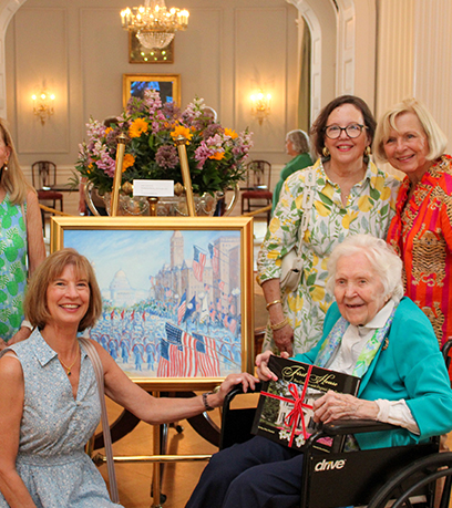 የወይዘሮ ኦልድ ፎቶ ከሥዕሏ ጋር።